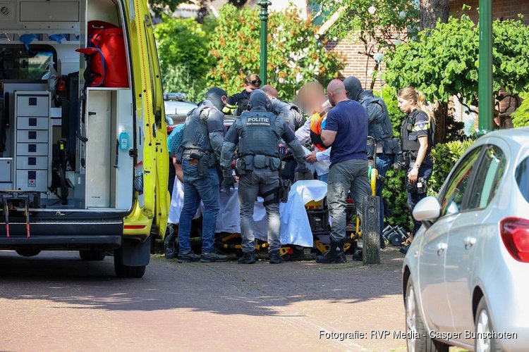 Verwarde man met steekwond houdt Huizen middag lang bezig