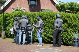 Verwarde man met steekwond houdt Huizen middag lang bezig