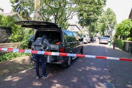 Verwarde man met steekwond houdt Huizen middag lang bezig