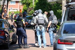 Verwarde man met steekwond houdt Huizen middag lang bezig