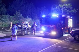 Twee geparkeerde auto's beschadigd door brand