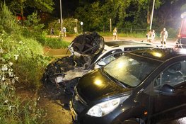 Twee geparkeerde auto's beschadigd door brand