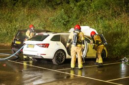 Twee geparkeerde auto's beschadigd door brand