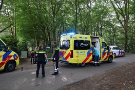 Twee fietsers raken gewond na botsing in Naarden. Traumahelikopter landt op weiland