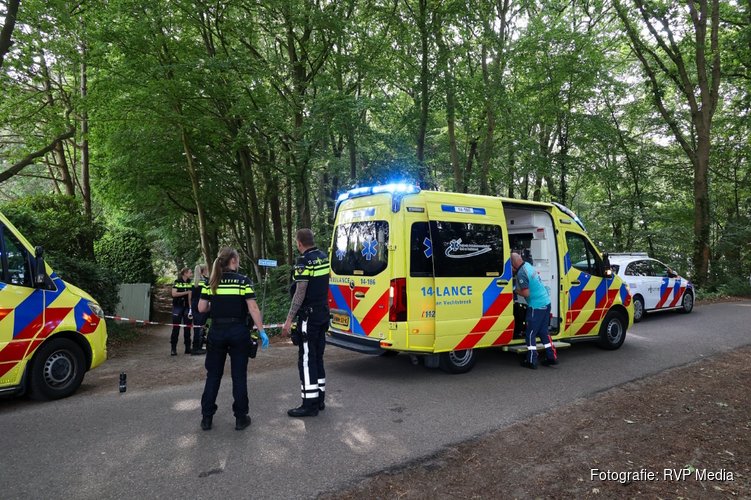 Twee fietsers raken gewond na botsing in Naarden. Traumahelikopter landt op weiland