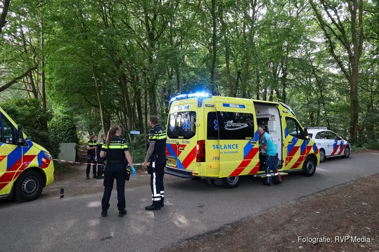 Twee fietsers raken gewond na botsing in Naarden. Traumahelikopter landt op weiland