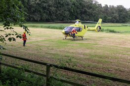 Twee fietsers raken gewond na botsing in Naarden. Traumahelikopter landt op weiland