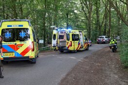 Twee fietsers raken gewond na botsing in Naarden. Traumahelikopter landt op weiland