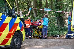 Twee fietsers raken gewond na botsing in Naarden. Traumahelikopter landt op weiland