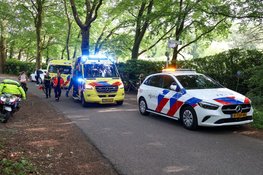 Twee fietsers raken gewond na botsing in Naarden. Traumahelikopter landt op weiland