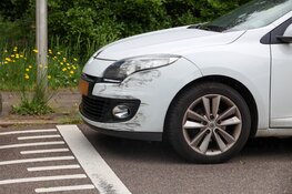 Motorrijder komt in botsing met afslaande auto in Naarden en raakt gewond