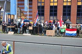 Voor- en tegen demonstratie vanwege plannen twee AZC's Hilversum