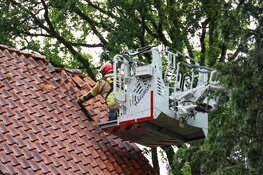 Bliksem ingeslagen op woning in Huizen