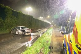 Auto flink beschadigd na eenzijdig ongeval in Bussum
