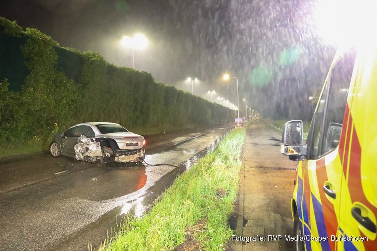 Auto flink beschadigd na eenzijdig ongeval in Bussum