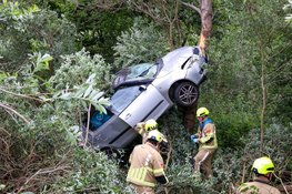 Auto eindigt verticaal tegen boom na ongeval op A1 bij Naarden