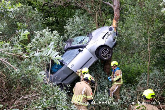 Auto eindigt verticaal tegen boom na ongeval op A1 bij Naarden