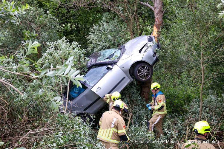 Auto eindigt verticaal tegen boom na ongeval op A1 bij Naarden