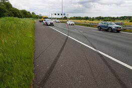 Auto eindigt verticaal tegen boom na ongeval op A1 bij Naarden