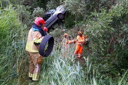 Auto eindigt verticaal tegen boom na ongeval op A1 bij Naarden