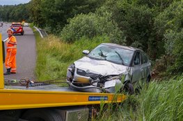 Auto eindigt verticaal tegen boom na ongeval op A1 bij Naarden