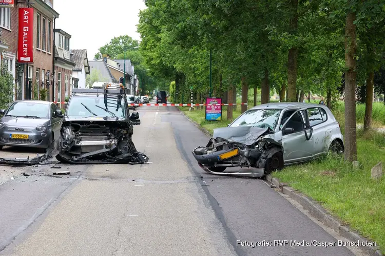 Twee gewonden na frontale botsing tussen personenauto en bestelbus in 'S-Graveland