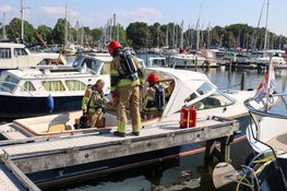 Brandweer opgeroepen voor brand aan boord van boot in Naarden