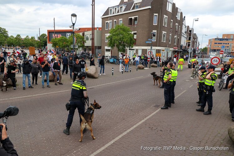 Demonstraties Hilversum verlopen grimmig, politie grijpt in