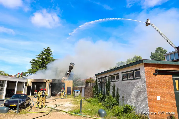 Zeer grote brand bij garagebedrijf in Hilversum