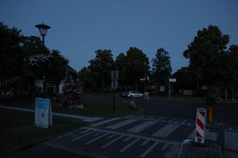 Mensen zitten met noodverlichting op terras na stroomstoring in Blaricum