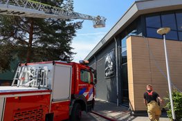 Brand op dak van fitnessclub in Bussum, pand ontruimd