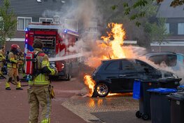 Geparkeerde auto door brand verwoest in Blaricum