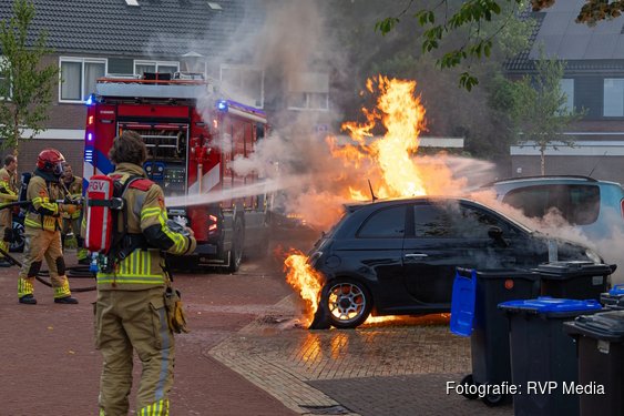 Geparkeerde auto door brand verwoest in Blaricum