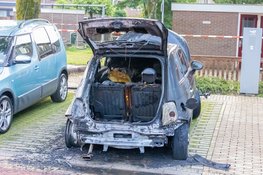 Geparkeerde auto door brand verwoest in Blaricum