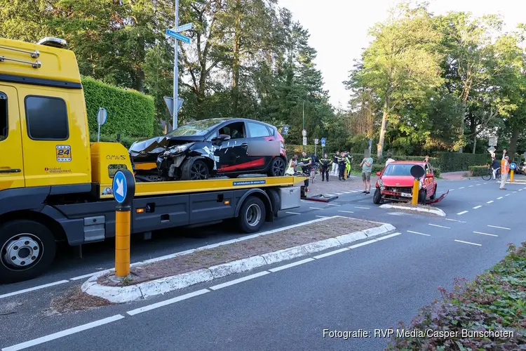 Veel schade na botsing tussen twee auto’s in Laren
