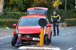 Veel schade na botsing tussen twee auto’s in Laren