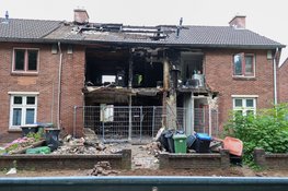 UPDATE: persoon overleden na grote uitslaande brand in woning Huizen