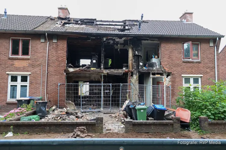 UPDATE: persoon overleden na grote uitslaande brand in woning Huizen