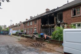 UPDATE: persoon overleden na grote uitslaande brand in woning Huizen