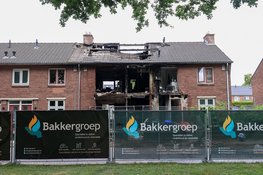 UPDATE: persoon overleden na grote uitslaande brand in woning Huizen