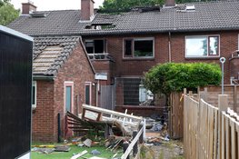 UPDATE: persoon overleden na grote uitslaande brand in woning Huizen