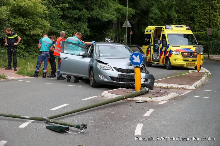 Auto met daarin drie kinderen en moeder botsten tegen lantaarnpaal in Blaricum
