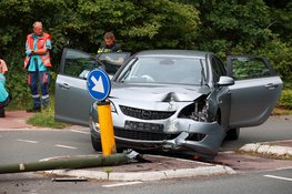 Auto met daarin drie kinderen en moeder botsten tegen lantaarnpaal in Blaricum