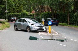 Auto met daarin drie kinderen en moeder botsten tegen lantaarnpaal in Blaricum