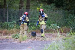Brandweer doet onderzoek na aantreffen jerrycan op braakliggend terrein