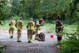 Brandweer doet onderzoek na aantreffen jerrycan op braakliggend terrein