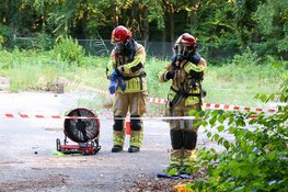 Brandweer doet onderzoek na aantreffen jerrycan op braakliggend terrein