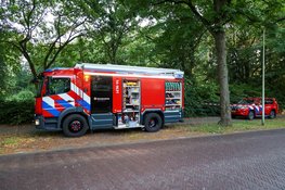 Brandweer doet onderzoek na aantreffen jerrycan op braakliggend terrein