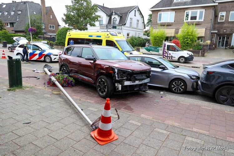 Veel schade bij ongeluk Huizerweg in Bussum