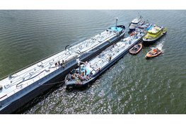 Schip vaart tegen brug bij Naarden